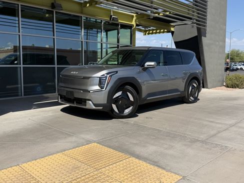 Used 2024 Kia EV9 Light Long Range RWD image 1