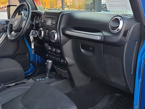 Used 2015 Jeep Wrangler Unlimited Rubicon w/ Connectivity Group image 33