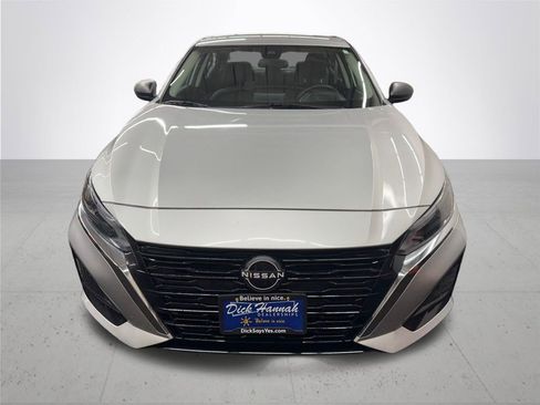 Used 2024 Nissan Altima 2.5 SV image 10