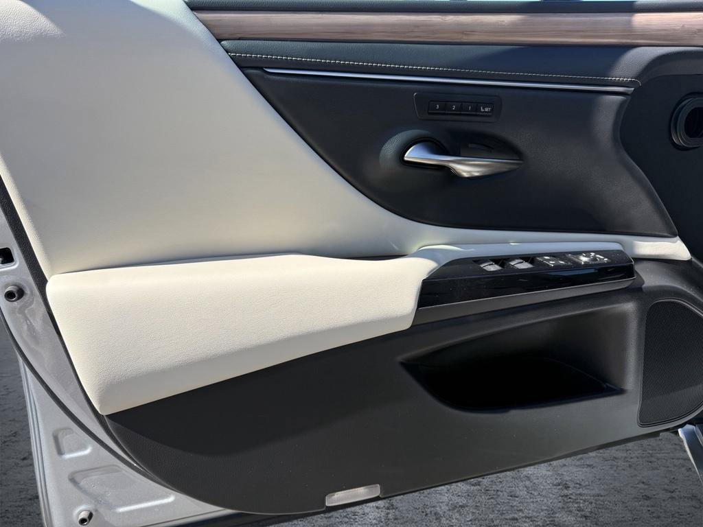 Used 2024 Lexus ES 300h w/ Premium Package FWD image 5
