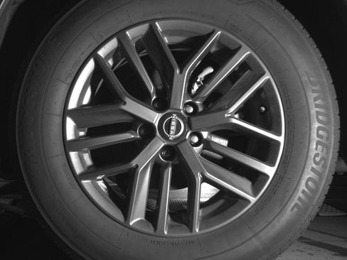 Used 2024 Nissan Rogue S FWD image 13