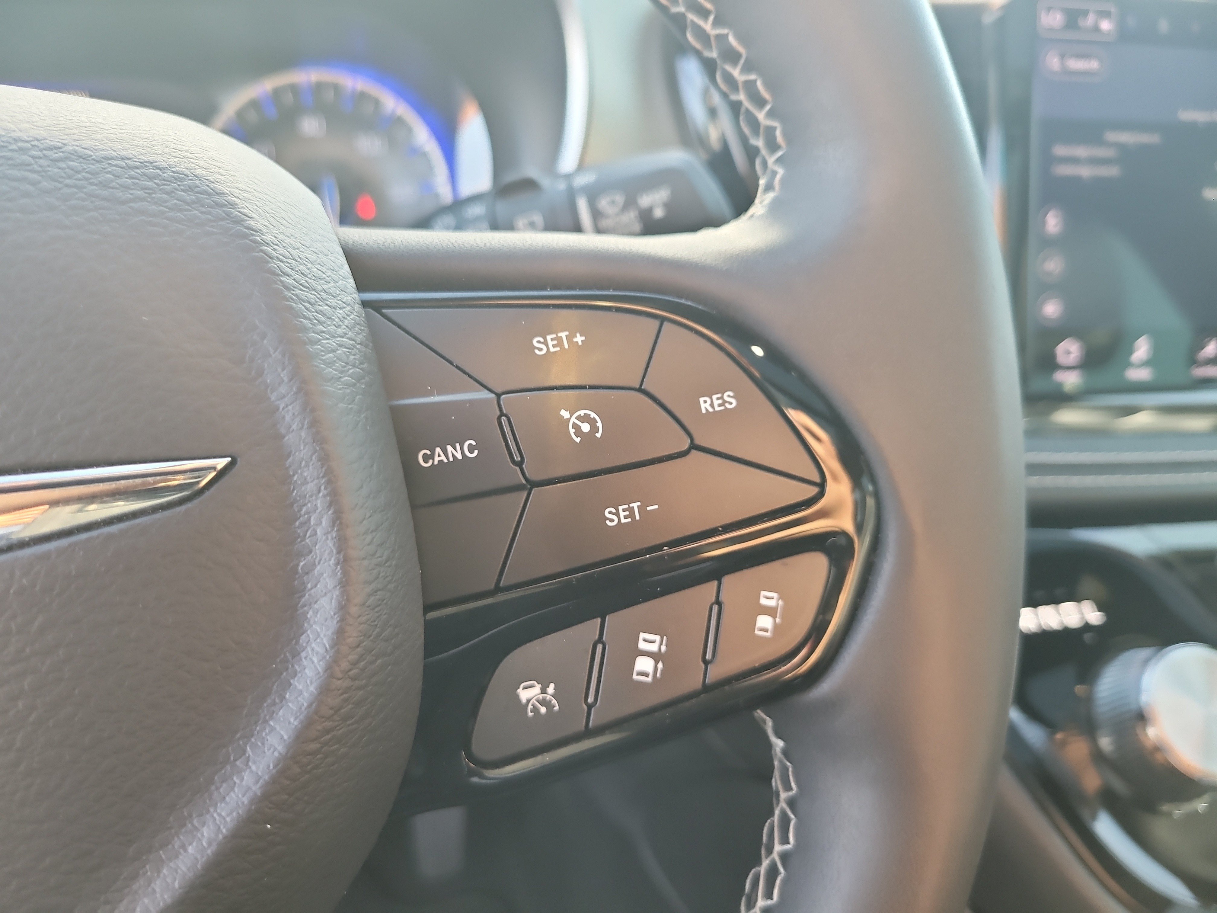Used 2024 Chrysler Pacifica Limited w/ Uconnect Theater Family Group FWD image 30