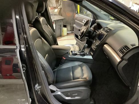 Used 2019 Ford Explorer XLT w/ Equipment Group 202A AWD/4WD image 17