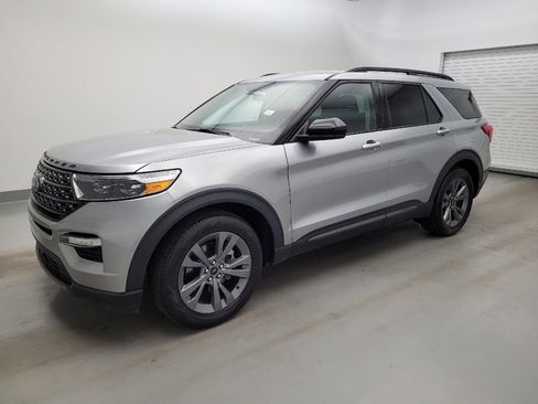 Used 2022 Ford Explorer XLT w/ Equipment Group 202A RWD image 2