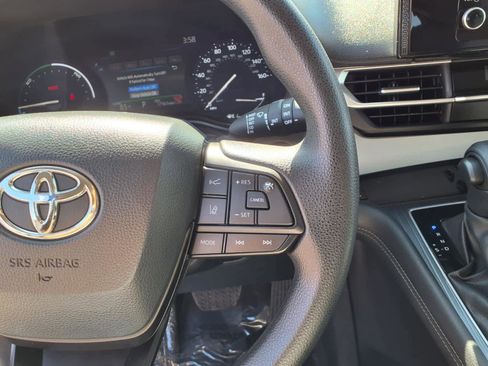 Certified 2025 Toyota Sienna LE FWD image 21
