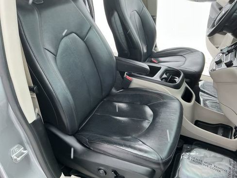Used 2018 Chrysler Pacifica Touring-L Plus image 35