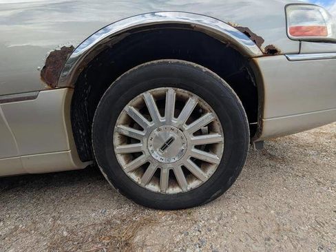 Used 2003 Lincoln Town Car Signature RWD image 19