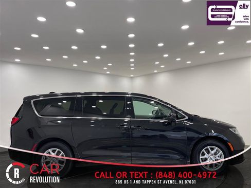 Used 2023 Chrysler Pacifica Touring-L FWD image 8