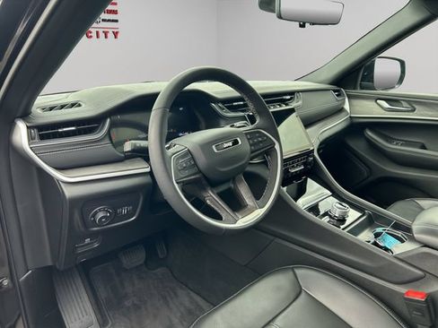 Used 2025 Jeep Grand Cherokee Limited w/ Luxury Tech Group II AWD/4WD image 28