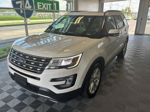 Used 2017 Ford Explorer Limited w/ Equipment Group 301A AWD/4WD image 3