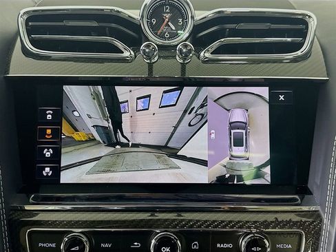 Used 2022 Bentley Bentayga AWD/4WD image 19