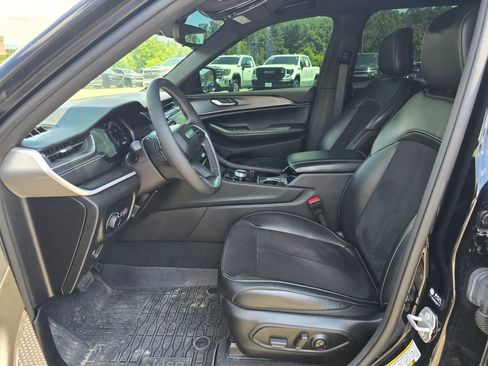 Used 2023 Jeep Grand Cherokee Altitude AWD/4WD image 4