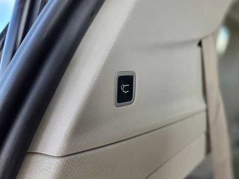 Used 2023 Chrysler Pacifica Touring-L image 14