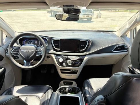Used 2023 Chrysler Pacifica Touring-L FWD image 13