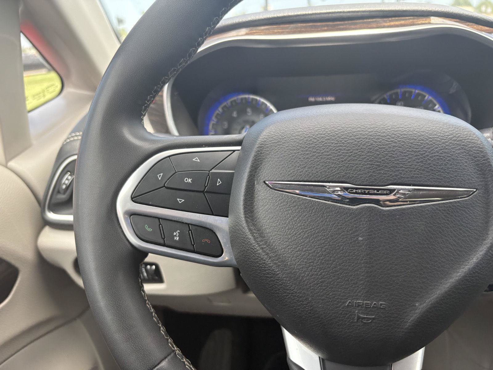Used 2023 Chrysler Pacifica Limited FWD image 12