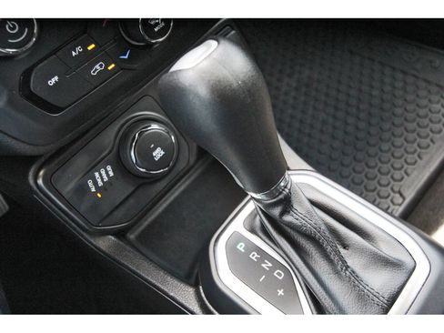 Used 2023 Jeep Renegade Latitude AWD/4WD image 28