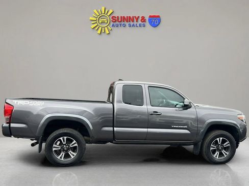 Used 2017 Toyota Tacoma TRD Sport image 8