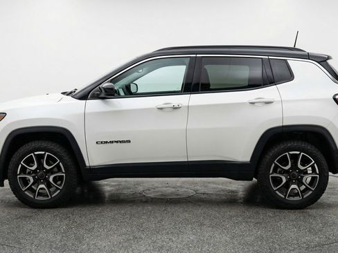 Used 2025 Jeep Compass Trailhawk image 5