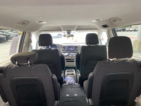 Used 2022 Chrysler Voyager LX FWD image 11