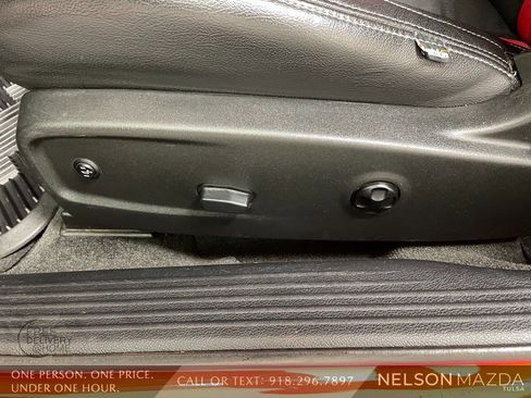 Used 2015 Dodge Challenger SXT image 17