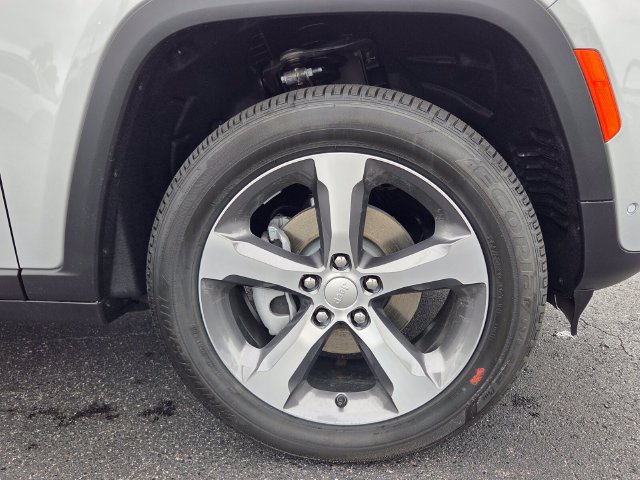 New 2026 Jeep Grand Cherokee Limited w/ Luxury Tech Group II RWD image 10