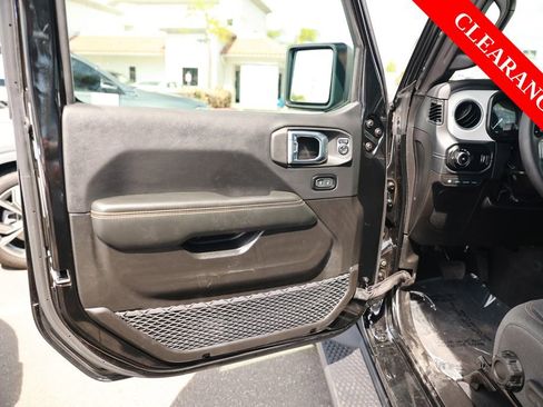 Used 2025 Jeep Wrangler Unlimited Sahara AWD/4WD image 18