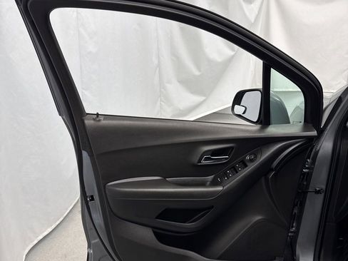 Used 2019 Chevrolet Trax LT w/ LT Convenience Package image 12