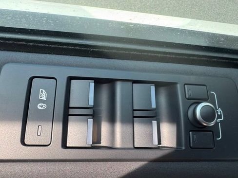 Used 2017 Land Rover Discovery HSE AWD/4WD image 6