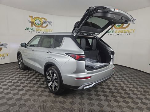 New 2025 Mitsubishi Outlander SE image 32