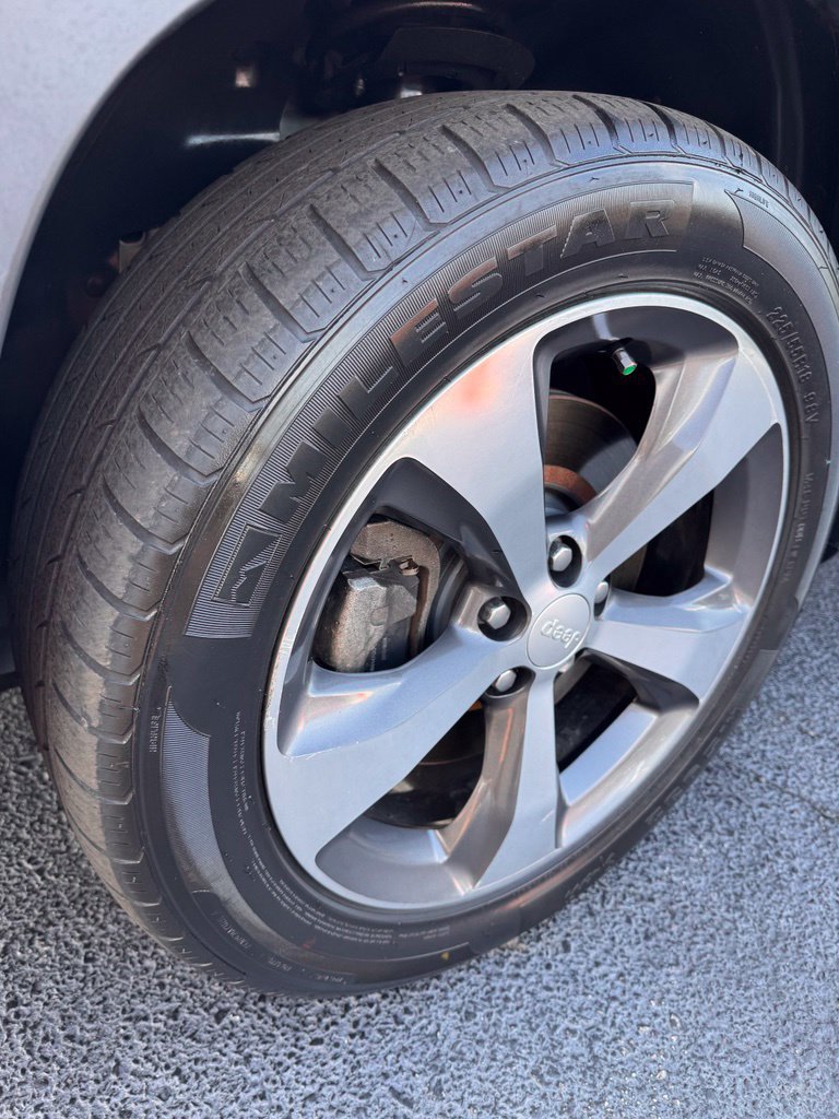 Used 2019 Jeep Cherokee Limited FWD image 28