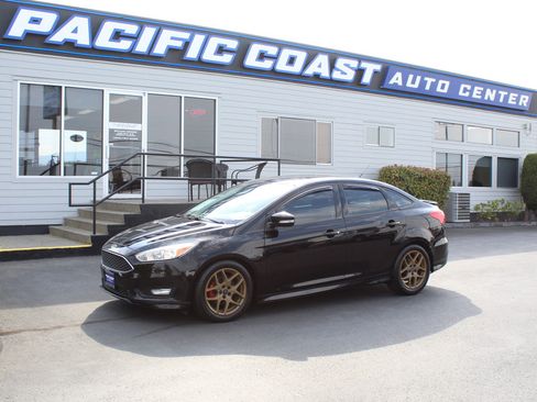 Used 2016 Ford Focus SE w/ SE Sport Package FWD image 1