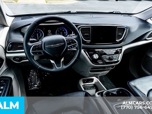 Used 2024 Chrysler Pacifica Touring-L image 29