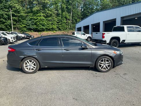 Used 2016 Ford Fusion SE FWD image 4