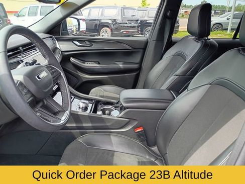Used 2023 Jeep Grand Cherokee Altitude AWD/4WD image 14