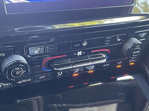 Used 2024 Jeep Grand Cherokee L Laredo image 28