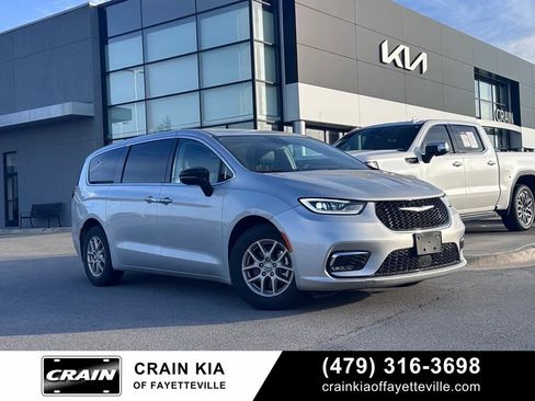 Used 2024 Chrysler Pacifica Touring-L FWD image 1