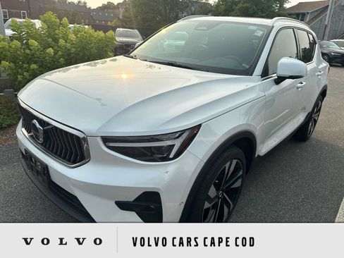 Used 2025 Volvo XC40 B5 Plus AWD/4WD image 1