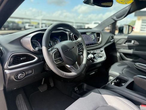 Used 2025 Chrysler Pacifica Select FWD image 8