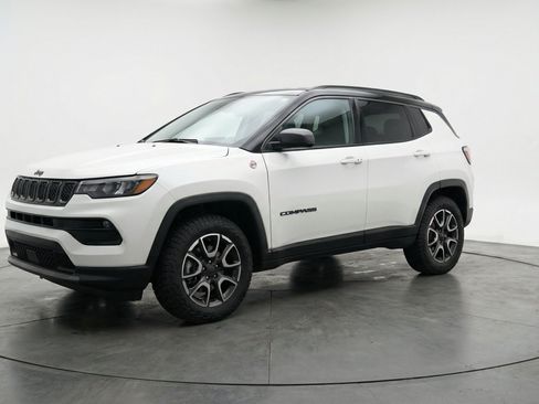 Used 2025 Jeep Compass Trailhawk AWD/4WD image 3