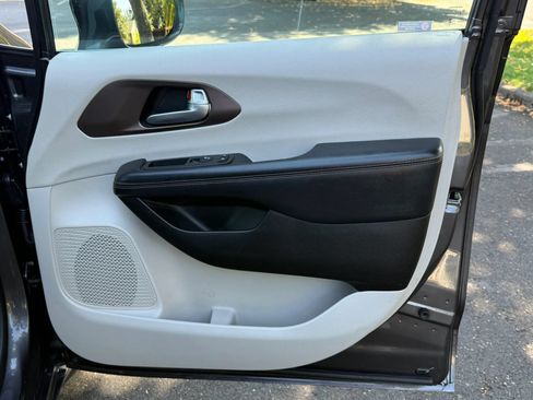 Used 2017 Chrysler Pacifica Touring-L FWD image 24