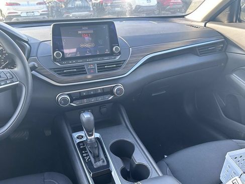 Used 2025 Nissan Altima 2.5 SV FWD image 18