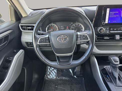 Used 2023 Toyota Highlander LE image 9