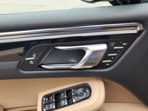 Used 2025 Porsche Macan image 28