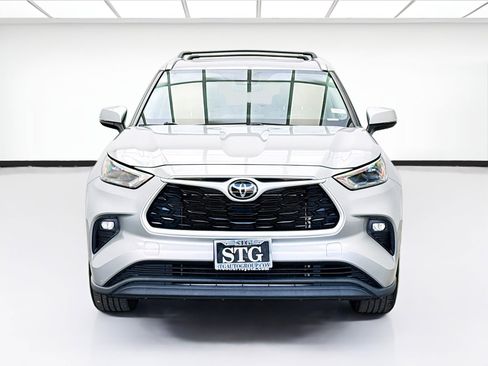 Used 2022 Toyota Highlander XLE FWD image 2