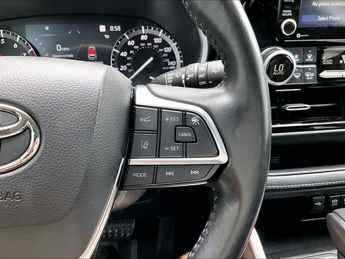 Used 2021 Toyota Highlander XLE FWD image 13