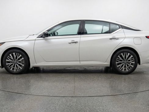 Used 2025 Nissan Altima 2.5 SV image 5
