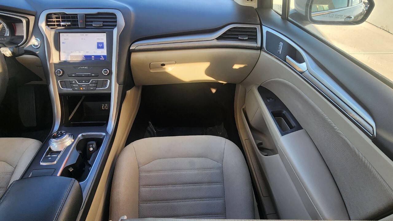 Used 2019 Ford Fusion SE FWD image 15