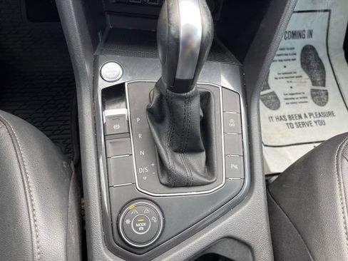 Used 2020 Volkswagen Tiguan SEL AWD/4WD image 46