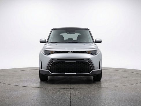Used 2025 Kia Soul LX w/ LX Technology Package image 2