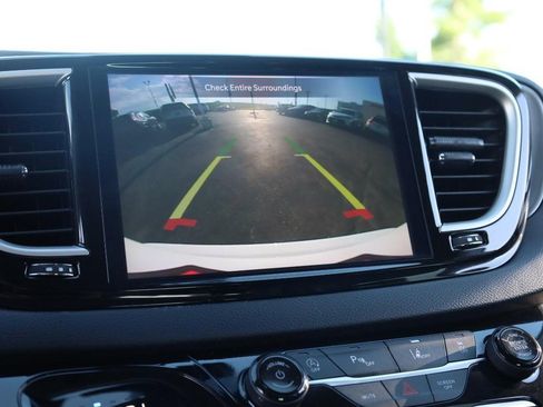 Used 2024 Chrysler Pacifica Touring-L FWD image 14